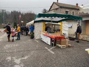 Les stands de l amicale lai que de la ferme du paon et de