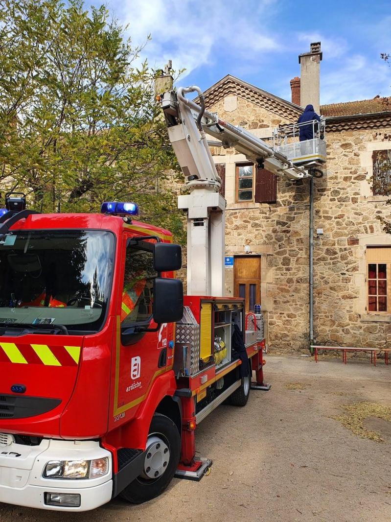 Nid de guepes a la mairie e cole 29 oct 21