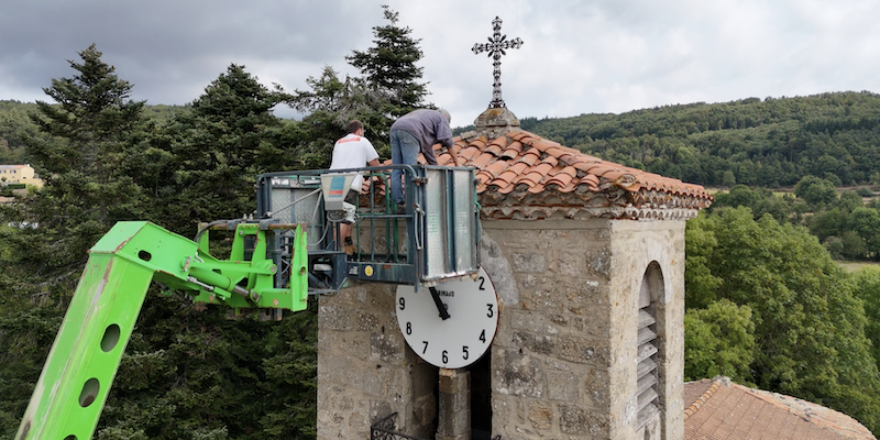 Remplacement de tuiles a l e glise de grozon 30 aou 23 compresse e