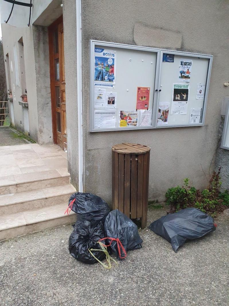 Sac d ordures de couverts devant mairie 31 dec 22