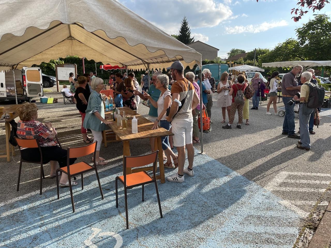 Une nombreuse assistance se presse sur la place de la Mairie